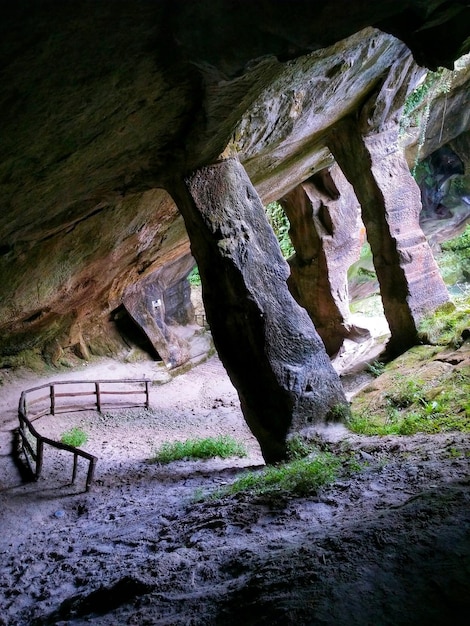 Kamienna ściana i kolumny wewnątrz kamieniołomu