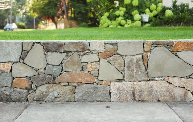 Kamienna ściana z niewielką liczbą kamieni
