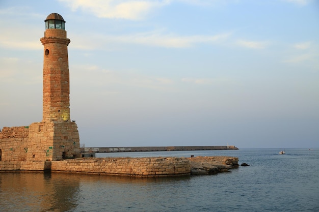 Kamienna stara latarnia morska zbliżenie Rethymno Kreta