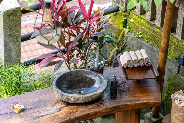 Kamienna umywalka na podwórku na tropikalnej wyspie Bali Indonezja Zbliżenie