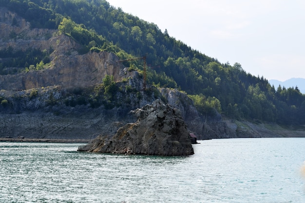 Kamienna wyspa w jeziorze