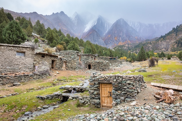 Kamienne Budynki W Górach Karakorum Pochmurna Pogoda