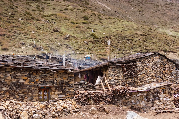 Kamienne domy mieszkalne w regionie Manaslu w Himalajach