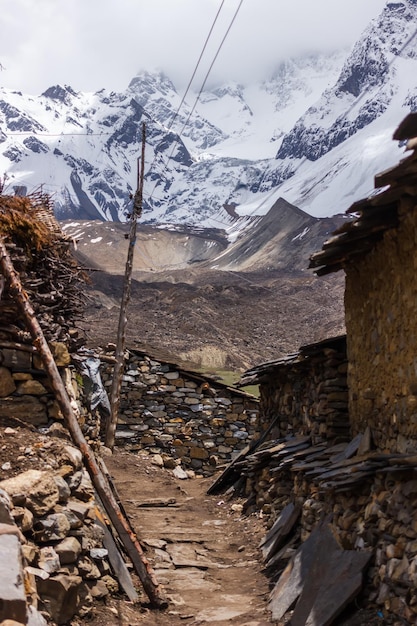 Kamienne domy mieszkalne w regionie Manaslu w Himalajach