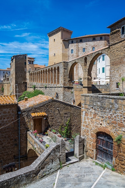 Kamienne domy na starym mieście Pitigliano, zwane także małą Jerozolimą