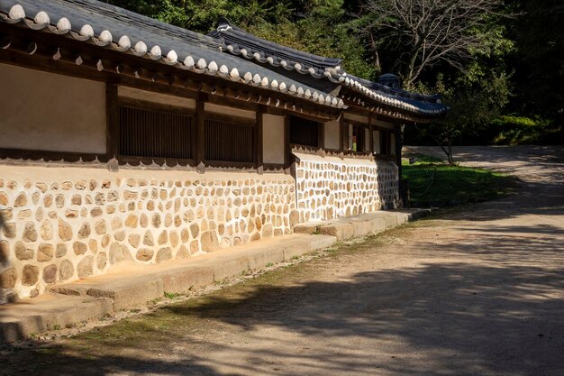 Zdjęcie kamienne drogi jesieni tradycyjnej architektury w korei