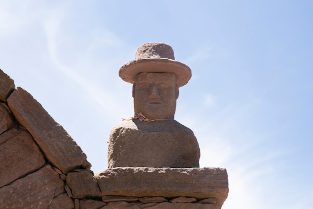Kamienne głowy wyrzeźbione w łukach na wyspie Taquile na jeziorze Titicaca w Peru