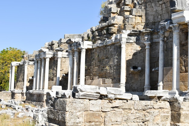 Kamienne historyczne ruiny starożytnego antycznego miasta. stanowisko archeologiczne budynku z kolumnami