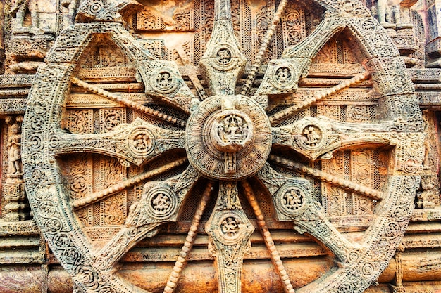 Zdjęcie kamienne koło rydwanu w świątyni słońca w konark odisha india