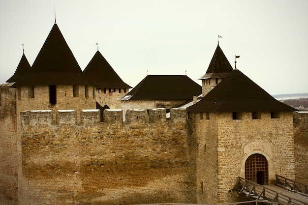 Kamienne mury i wieże bajkowego średniowiecznego zamku