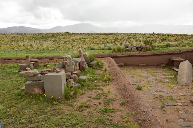 Kamienne mury odkryte przez archeologów w Puma Punku wpisanym na Listę Światowego Dziedzictwa UNESCO Tiwanaku Boliwia