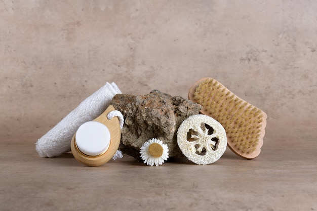 Kamienne podium na produkt kosmetyczny i zestaw ekologicznych akcesoriów łazienkowych do domowych zabiegów pielęgnacyjnych Codzienna pielęgnacja ciała