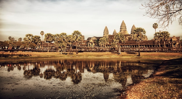 Kamienne ruiny kompleksu świątynnego Angkor Wat, największy zabytek religijny i wpisany na Listę Światowego Dziedzictwa UNESCO