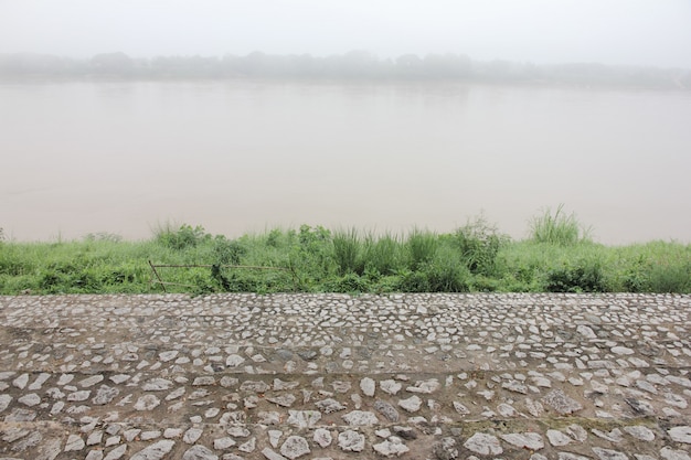 Kamienne Schody W Riverside Pokryte Mgłą.