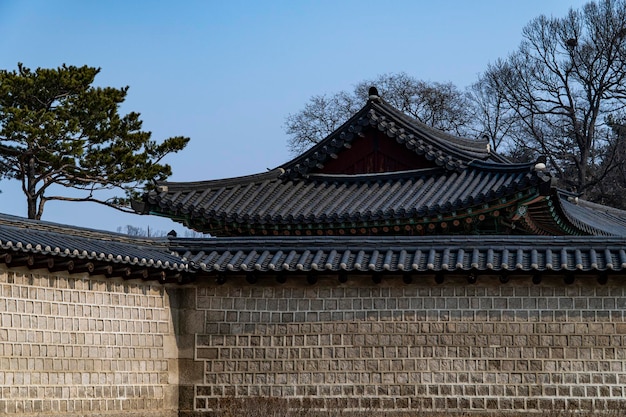 Kamienne ściany i dachy pałacu Changdeok w Seulu