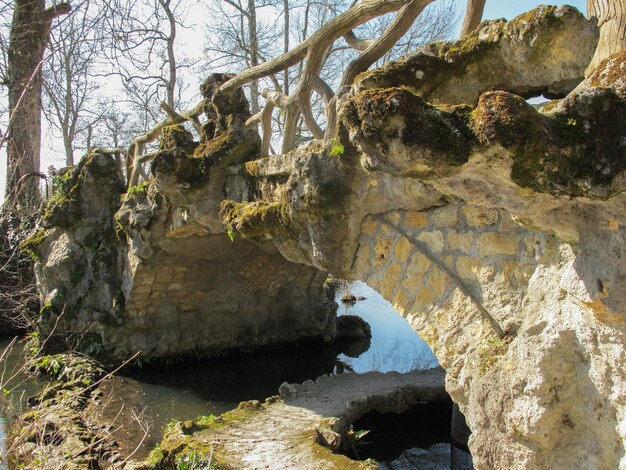 Zdjęcie kamienne starożytne jezioro mostowe wewnątrz parku majolan w mieście blanquefort we francji