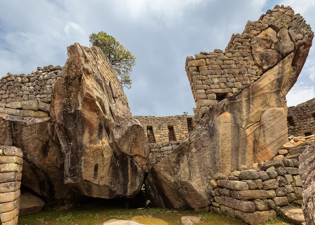 Kamienne symbole i ruiny Machu Picchu, starożytnego miasta Inków w Andach Cusco Peru