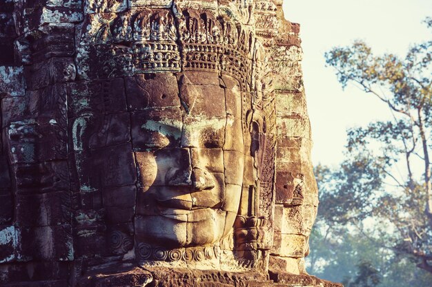 Kamienne twarze starożytnej świątyni kultury Khmerów w Bayon w okolicy Angkor w pobliżu Siem Reap w Kambodży