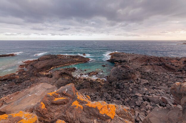 Kamienne wybrzeże z klifami Oceanu Atlantyckiego o wschodzie słońca Tenerife Wyspy Kanaryjskie Hiszpania