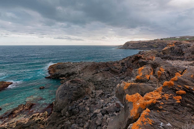 Kamienne wybrzeże z klifami Oceanu Atlantyckiego o wschodzie słońca Tenerife Wyspy Kanaryjskie Hiszpania