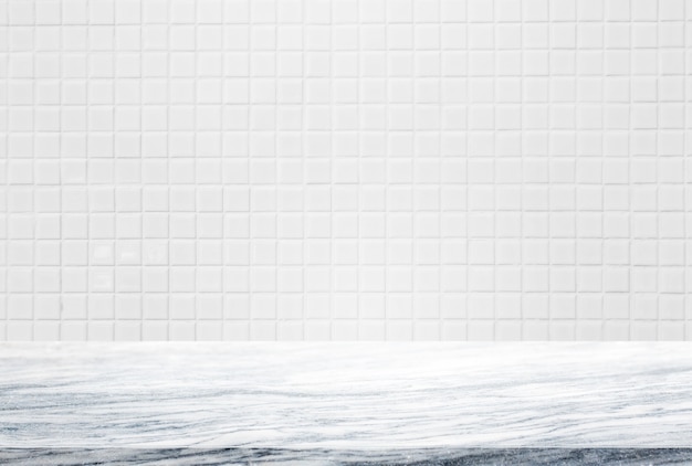 Kamienny blat i tło białej ściany z płytek ceramicznych - mogą służyć do wyświetlania lub montażu twoich produktów.