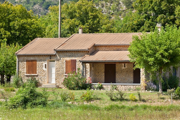 Kamienny dom w górach Prowansji, Francja. Strzał poziomy