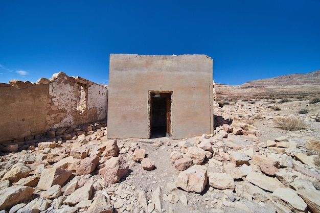 Kamienny gruz wewnątrz opuszczonego pustynnego budynku w mieście duchów