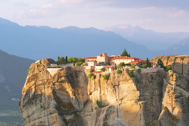 Kamienny klasztor w górach Kalabaka Grecja letni pochmurny dzień w górskiej dolinie Meteory