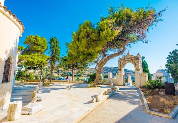 Kamienny łuk przy wejściu na cmentarz przy kościele triady agia w lefkes village paros grecja