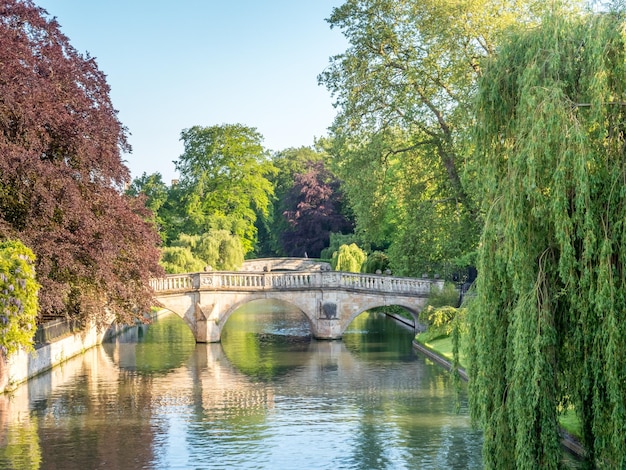 Kamienny most przez rzekę Cam w Cambridge