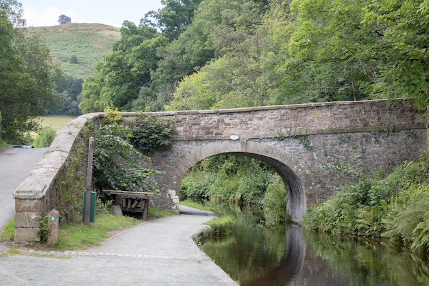 Zdjęcie kamienny most shropshire union canal llangollen, walia, wielka brytania
