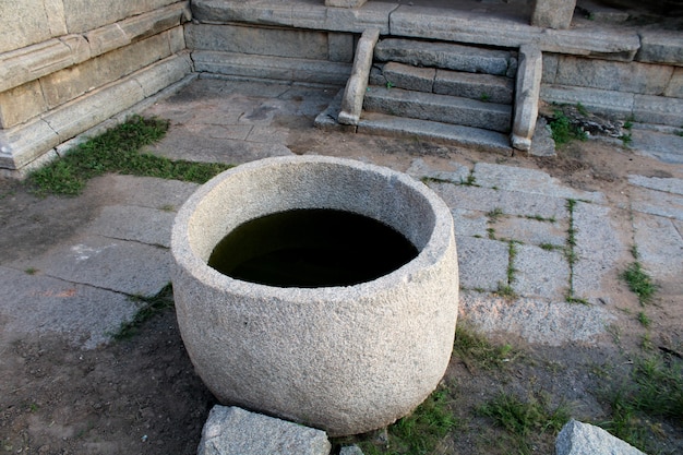 Kamienny pojemnik na wodę w Hampi