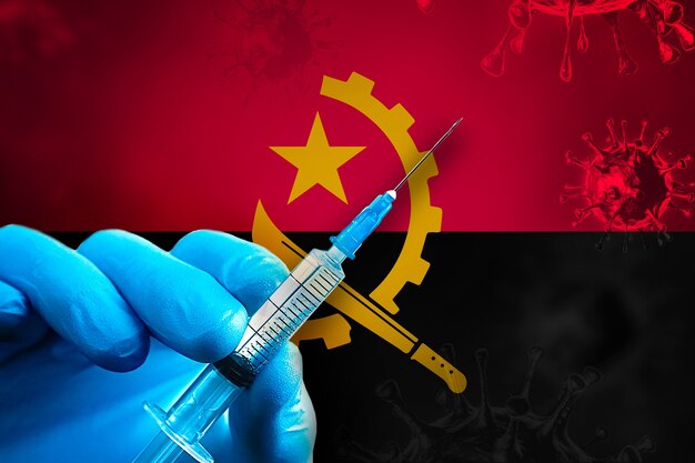 Kampania Szczepień Angola Covid19 Ręka W Niebieskiej Gumowej Rękawiczce Trzyma Strzykawkę Przed Flagą