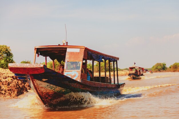 Kampong Phluk Na Jeziorze Tonle Sap Pływająca Wioska Rybacka W Porze Suszy, Domy Na Palach, Ludzie I łodzie