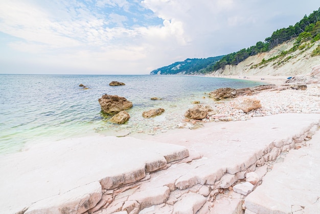 Kamyczki plaży kolorowe zatoki w parku przyrody Conero dramatyczne wybrzeże cypel skała klif morze Adriatyckie turystyka cel Włochy turkus przezroczysta woda