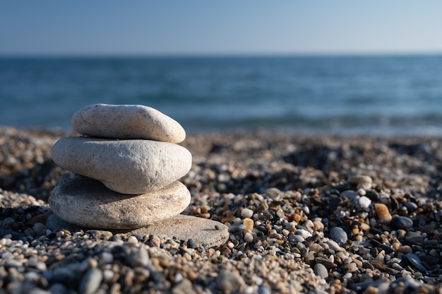 Kamyczki Ułożone Równomiernie Na Plaży.