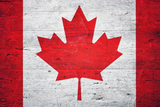 Kanadyjska flaga w stylu rustykalnym malowana na drewnianych deskach