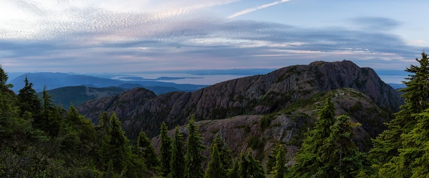 Kanadyjski krajobraz górski podczas tętniącego życiem letniego zachodu słońca