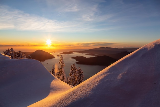 Kanadyjski widok na krajobraz podczas kolorowego zimowego zachodu słońca