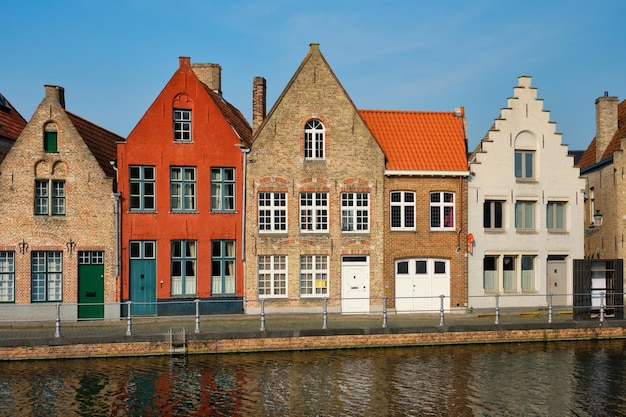 Kanał i stare domy Brugge Brugge Belgia