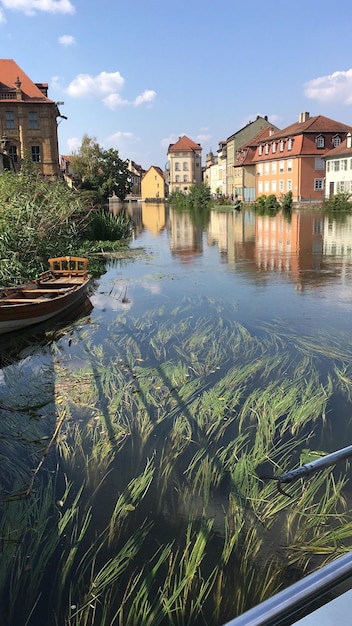 Zdjęcie kanał pośród domów i budynków na tle nieba