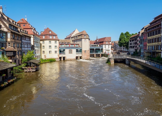 Kanał w dzielnicy Petite France Strasburg Francja