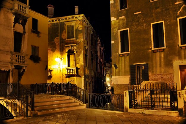 Kanały Wenecji oświetlone nocą we Włoszech.