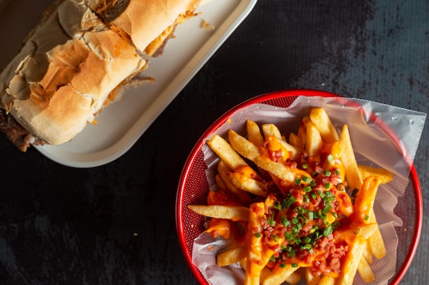 Kanapka argentyńska z frytkami milanesa lomito