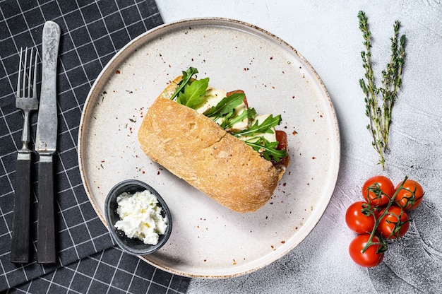 Kanapka Ciabatta ze świeżym kozim serem, marmoladą gruszkową i rukolą.