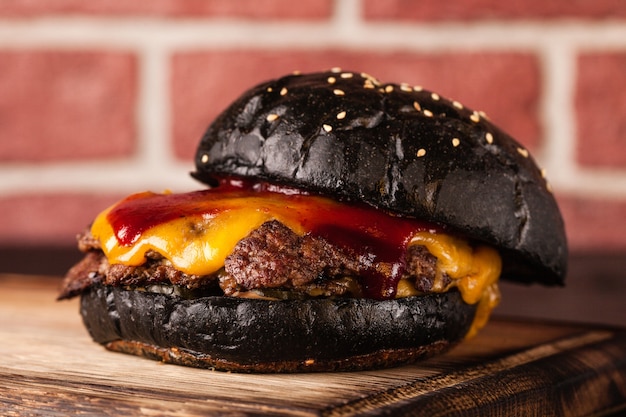 Zdjęcie kanapka. fast food. burger z mięsem i warzywami. burger czarny.