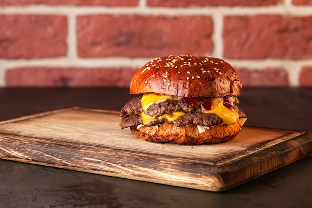 Zdjęcie kanapka. fast food. burger z mięsem i warzywami.