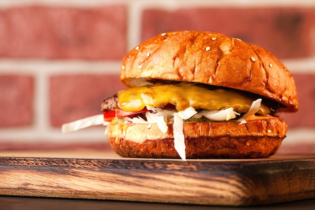 Zdjęcie kanapka. fast food. burger z mięsem i warzywami.