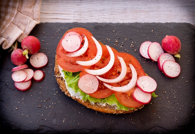 Kanapka Lub Bruschetta Ze świeżych Warzyw Na Czarnej Tablicy - Vintage Drewniany Stół - Koncepcja Zdrowej Diety