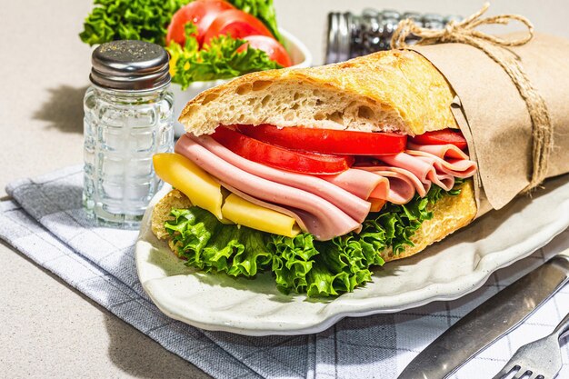 Zdjęcie kanapka panini z szynką chrupiącą sałatką i warzywami zdrowa żywność na wynos koncepcja lunch lub przekąska